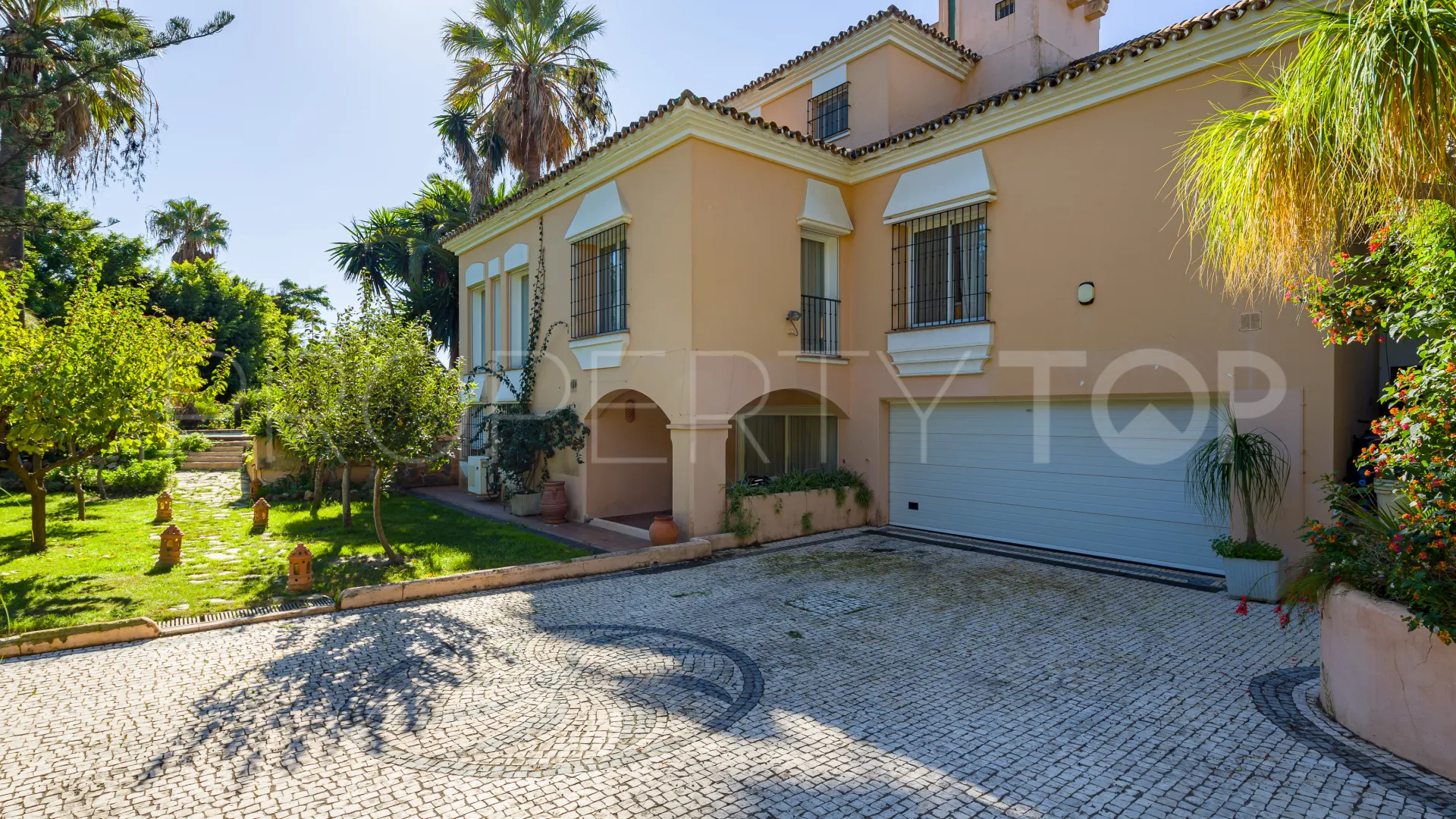 Se vende villa con 9 dormitorios en El Velerin