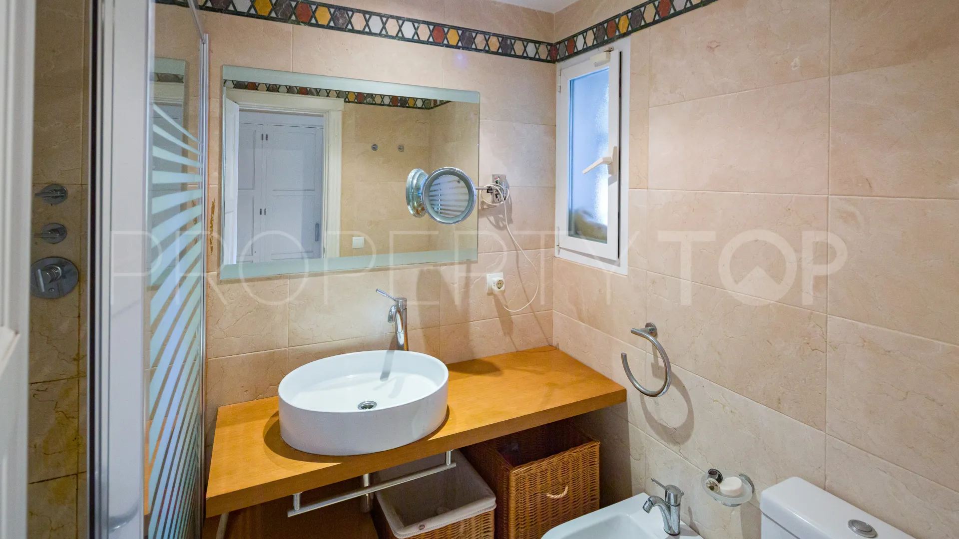Se vende villa con 9 dormitorios en El Velerin