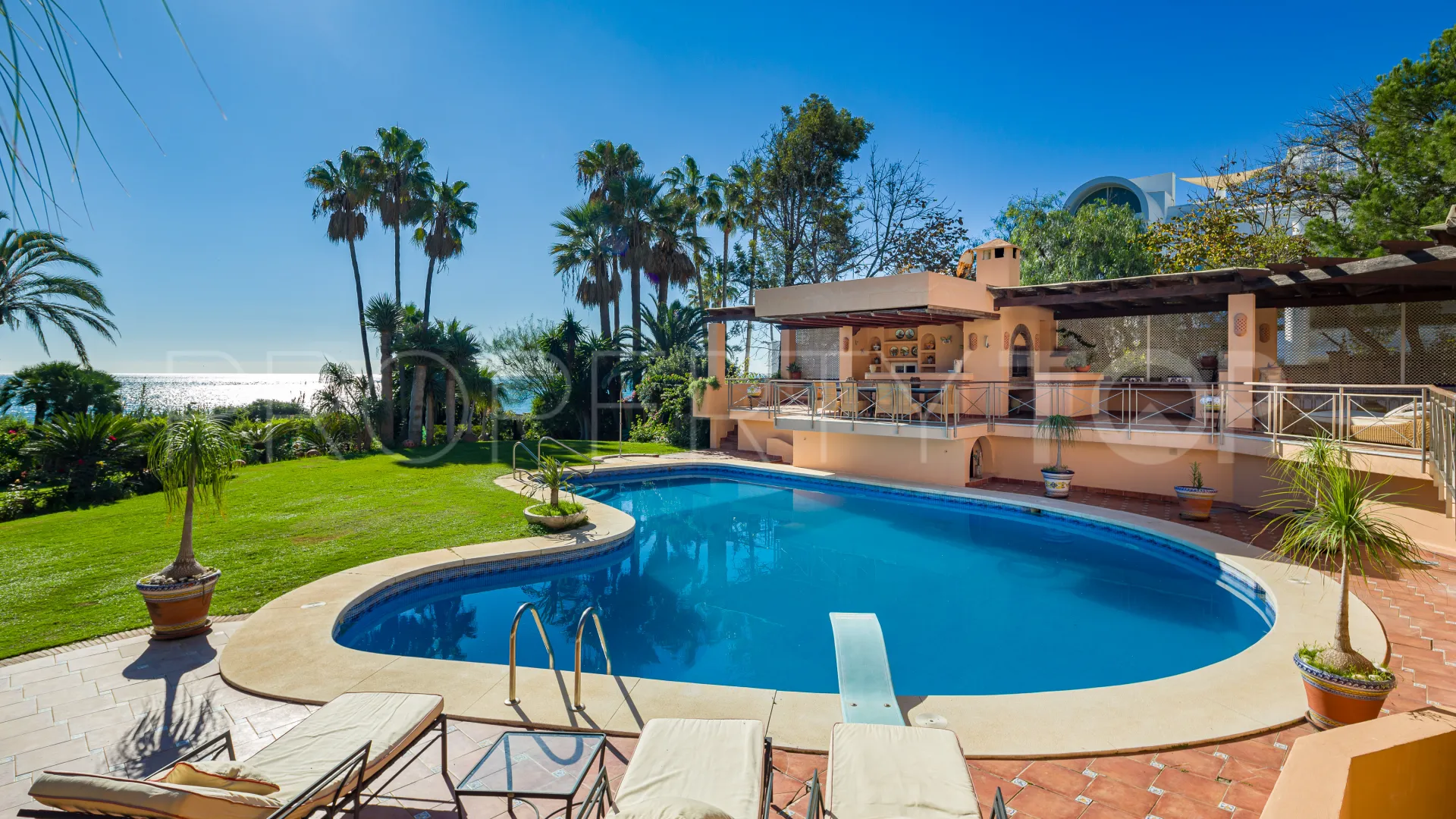 Se vende villa con 9 dormitorios en El Velerin