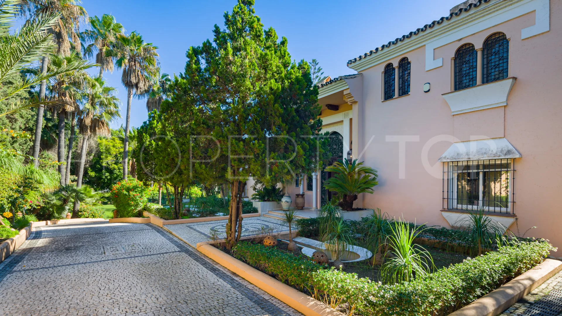 Se vende villa con 9 dormitorios en El Velerin