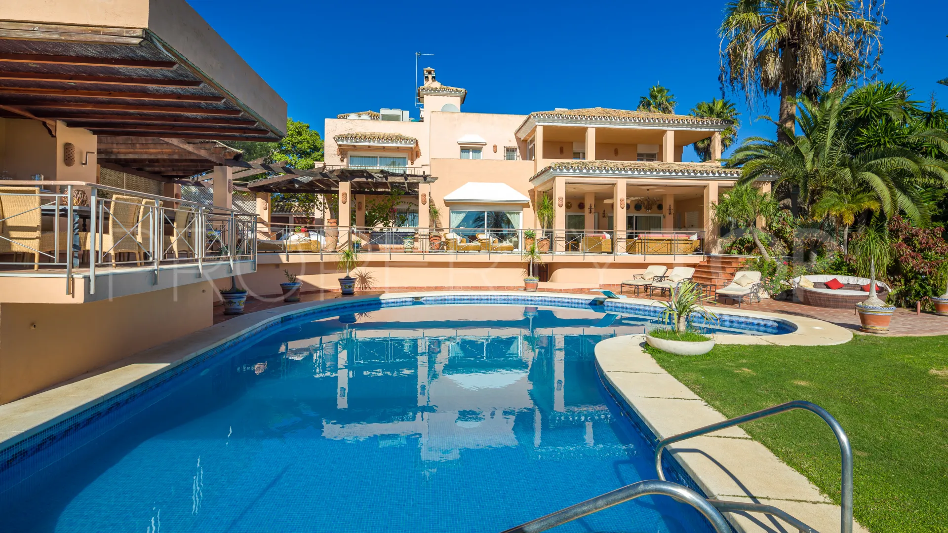 Se vende villa con 9 dormitorios en El Velerin