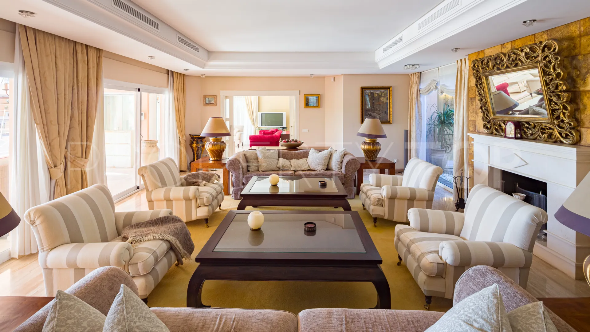 Se vende villa con 9 dormitorios en El Velerin
