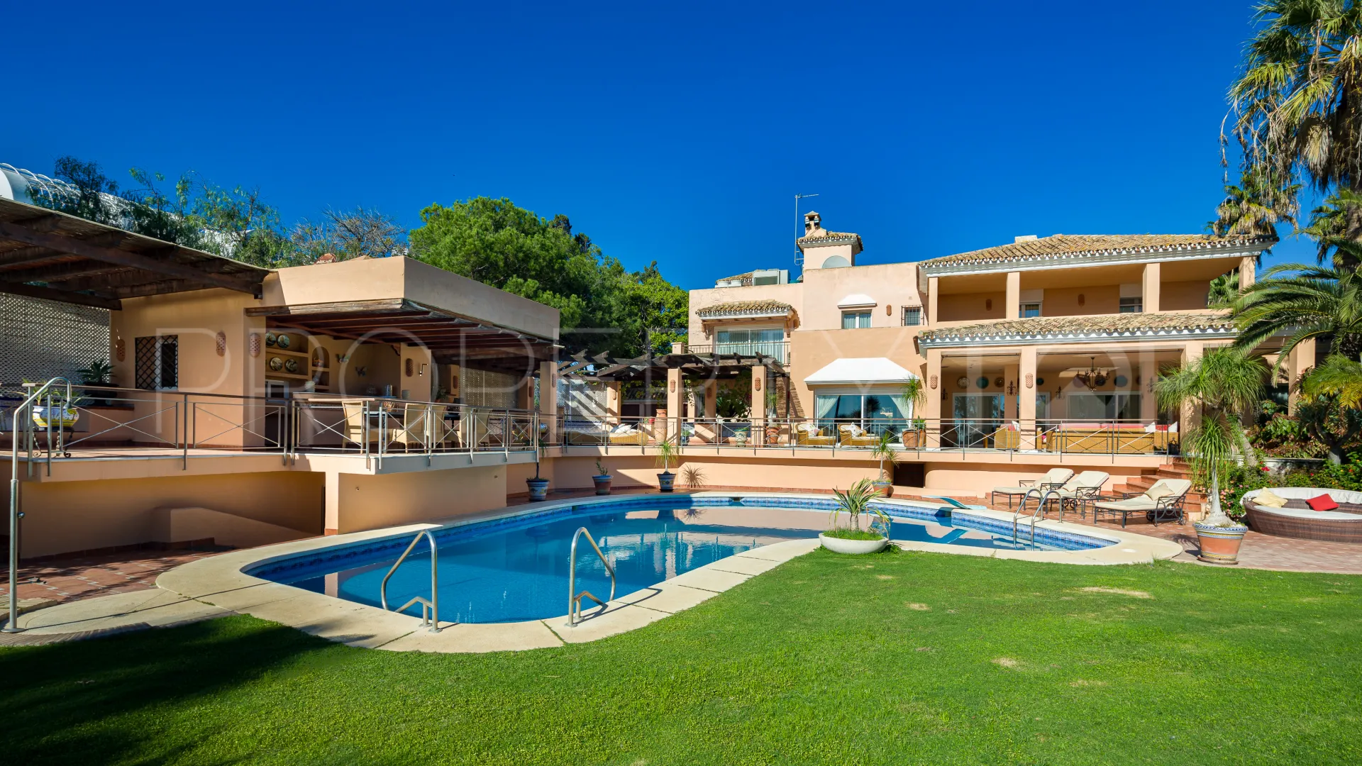 Se vende villa con 9 dormitorios en El Velerin