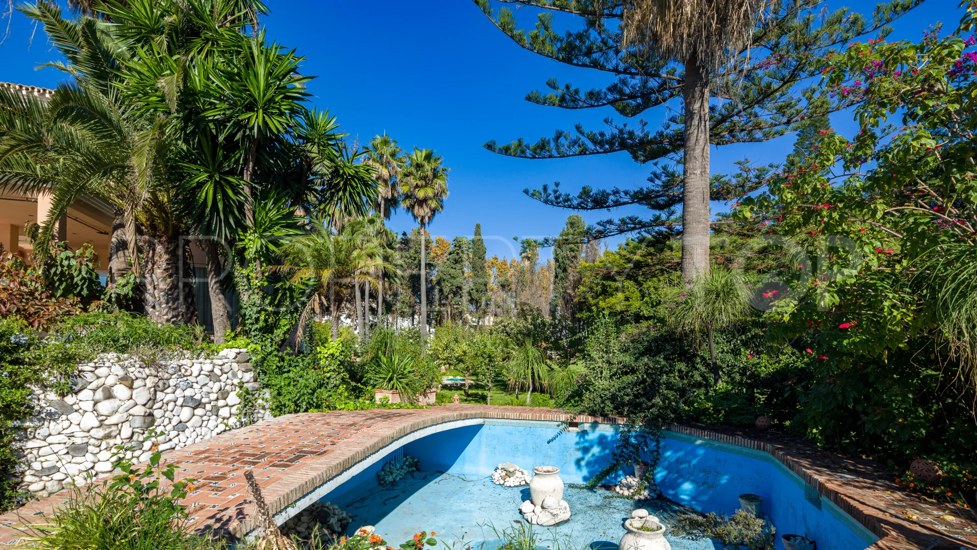 Se vende villa con 9 dormitorios en El Velerin