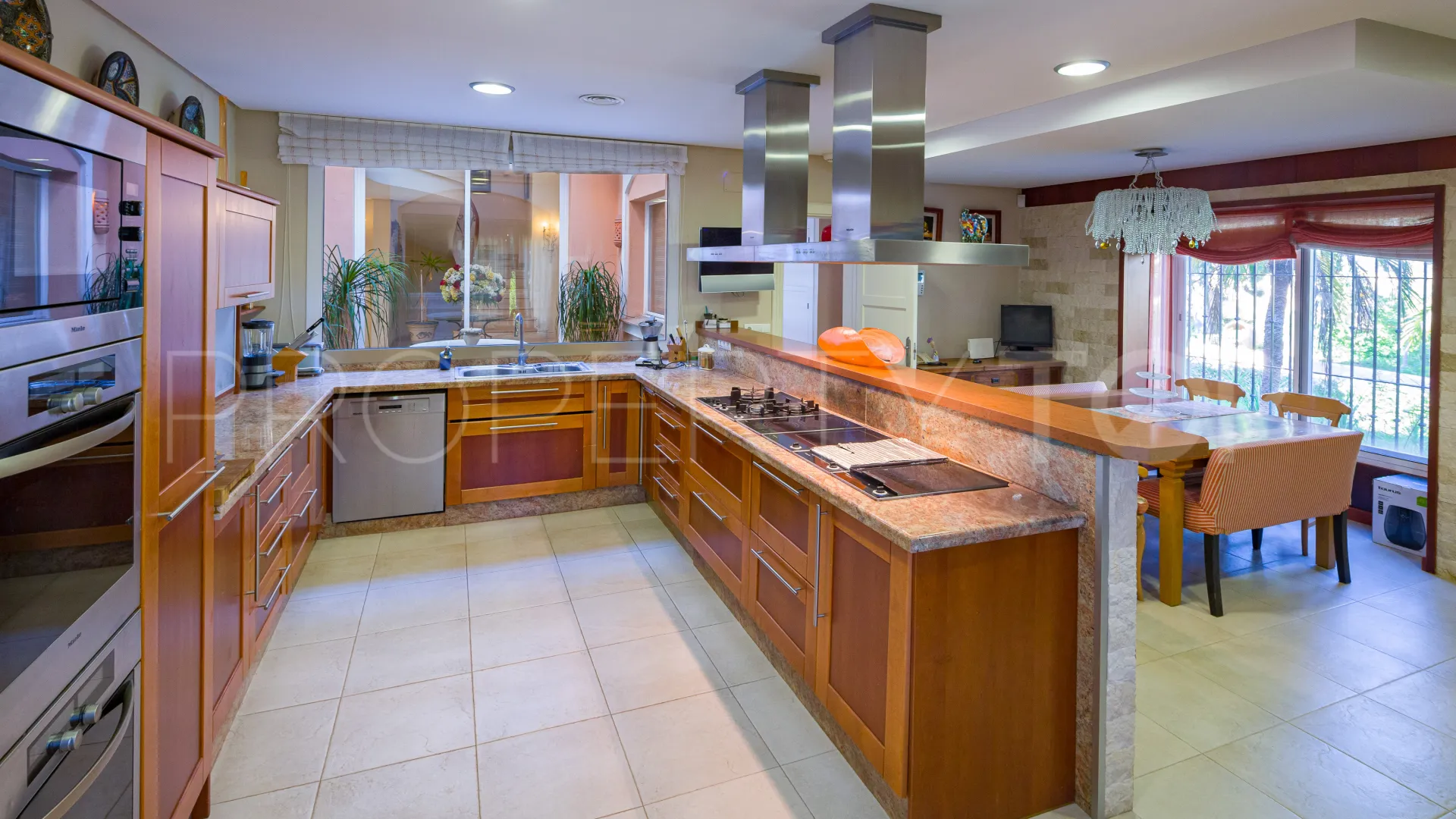 Se vende villa con 9 dormitorios en El Velerin
