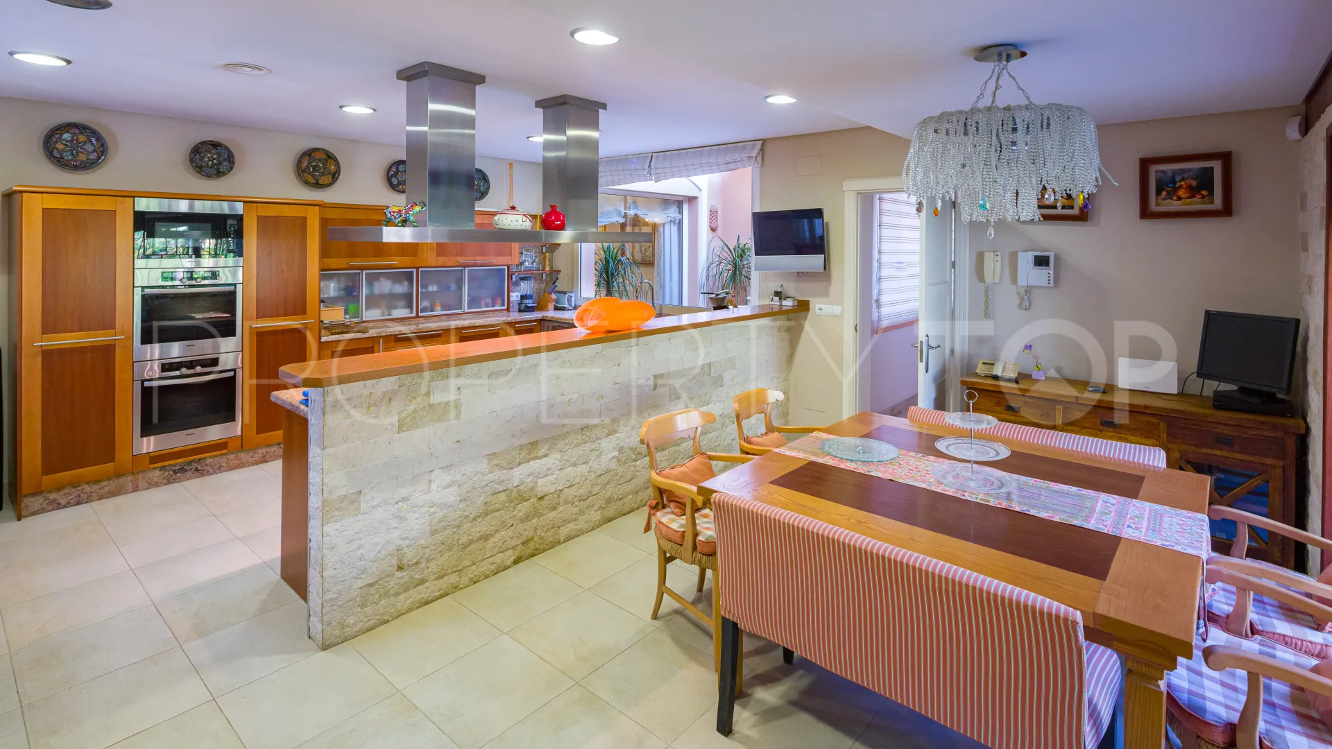 Se vende villa con 9 dormitorios en El Velerin