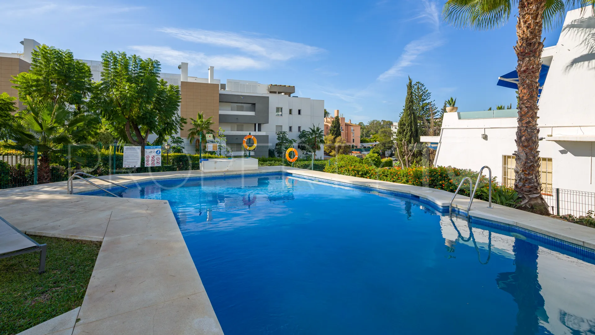 Comprar apartamento planta baja en Nueva Andalucia de 3 dormitorios