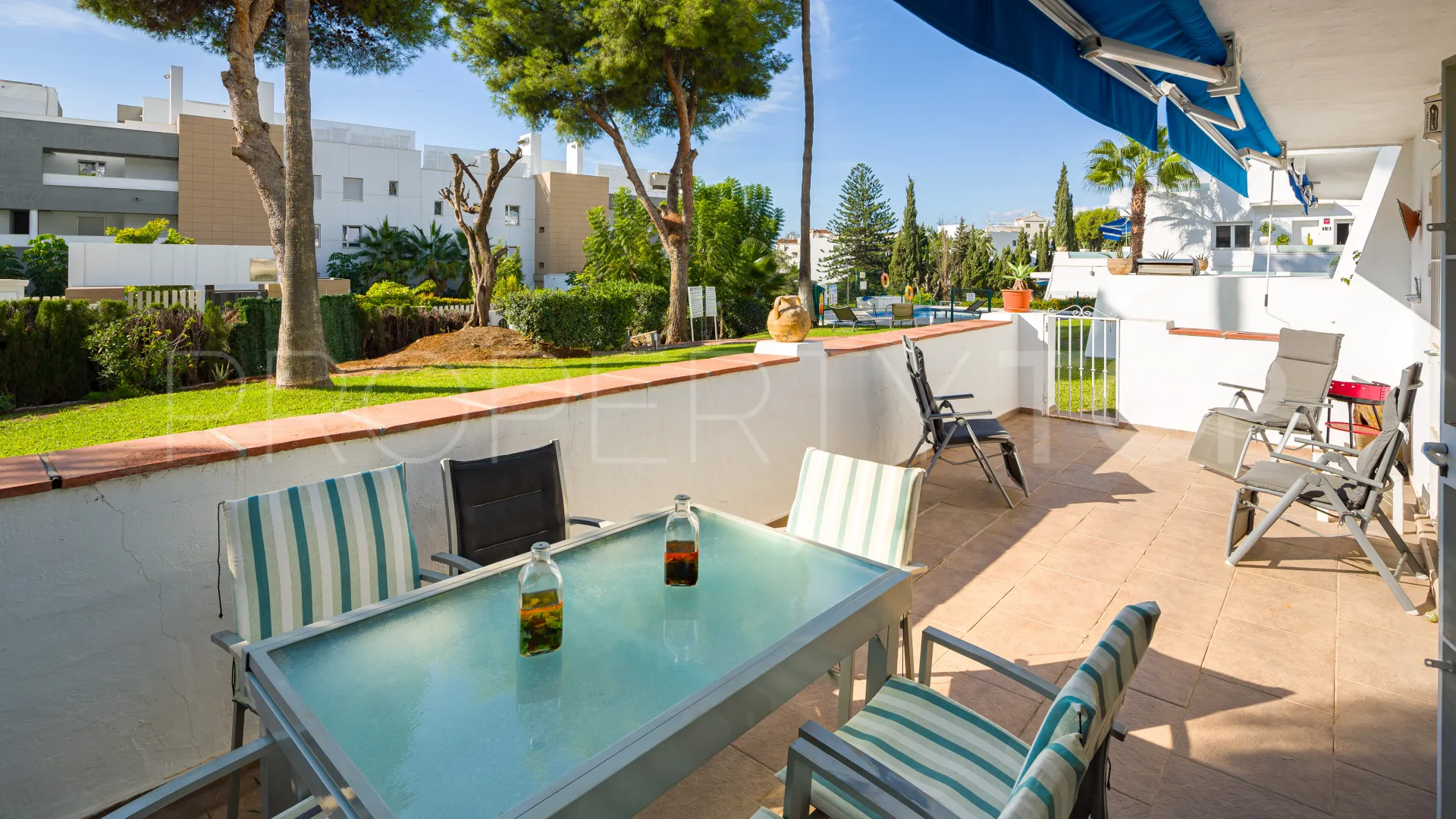 Comprar apartamento planta baja en Nueva Andalucia de 3 dormitorios