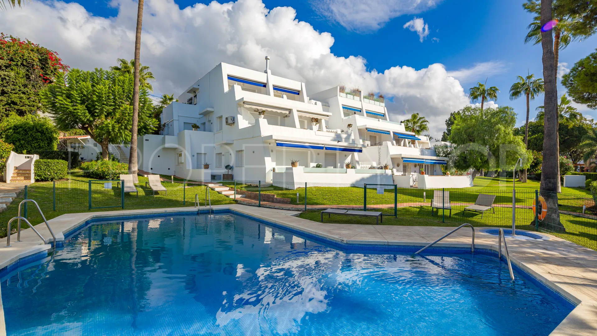 Comprar apartamento planta baja en Nueva Andalucia de 3 dormitorios