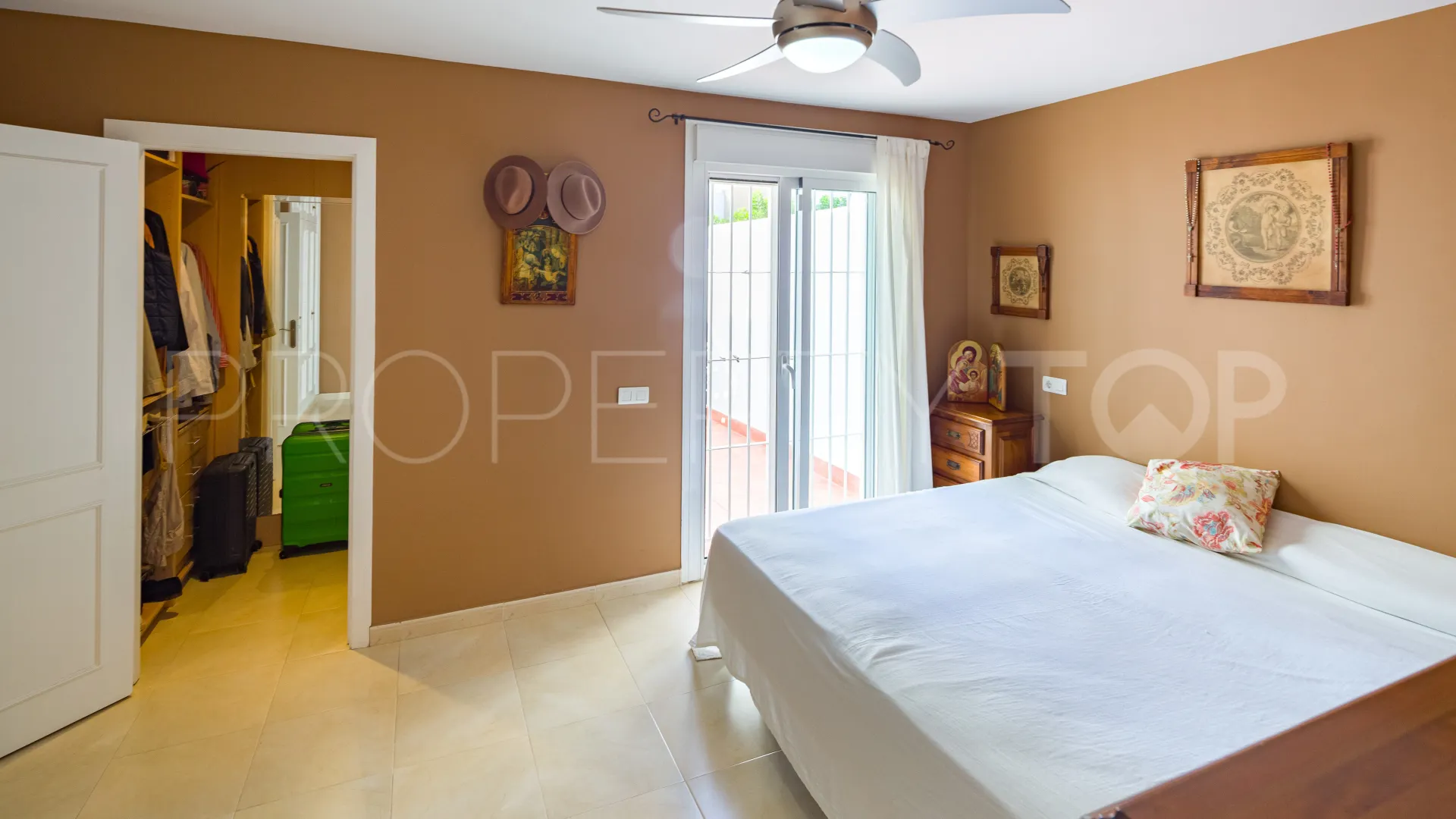 Comprar apartamento planta baja en Nueva Andalucia de 3 dormitorios