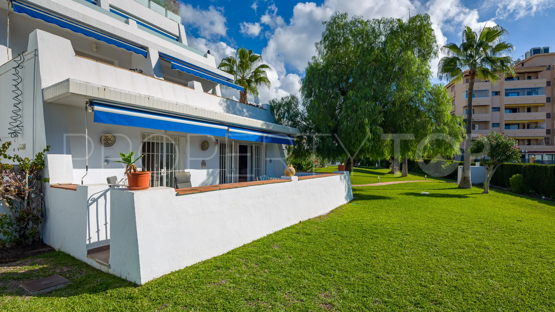Comprar apartamento planta baja en Nueva Andalucia de 3 dormitorios