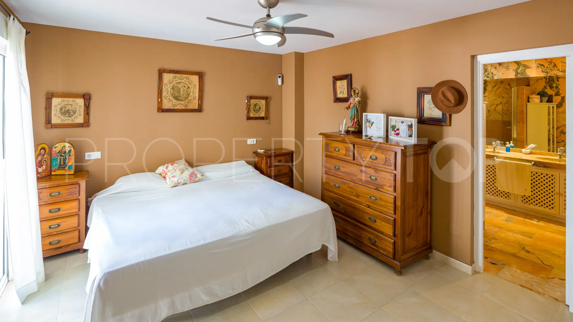 Comprar apartamento planta baja en Nueva Andalucia de 3 dormitorios