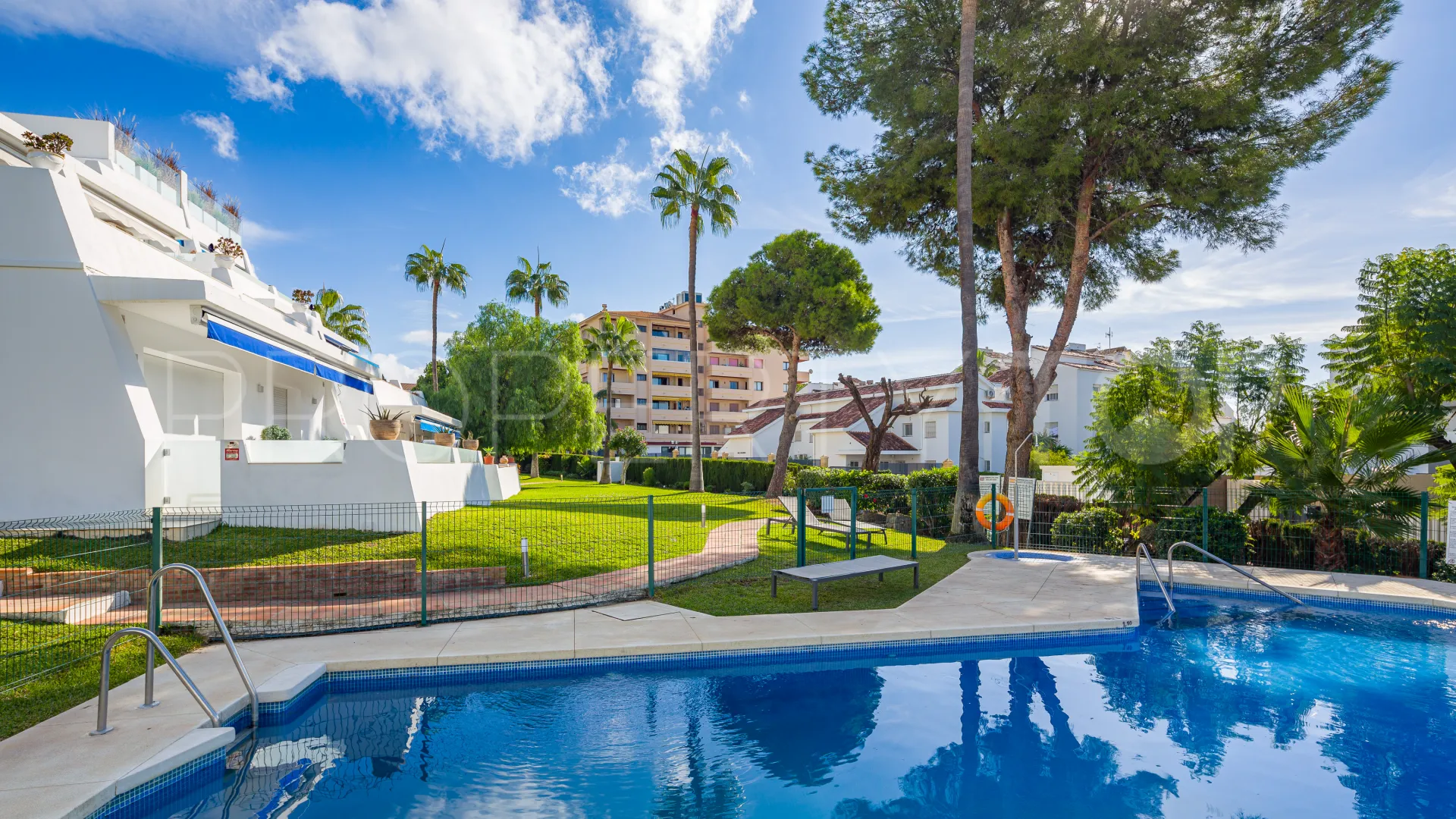 Comprar apartamento planta baja en Nueva Andalucia de 3 dormitorios
