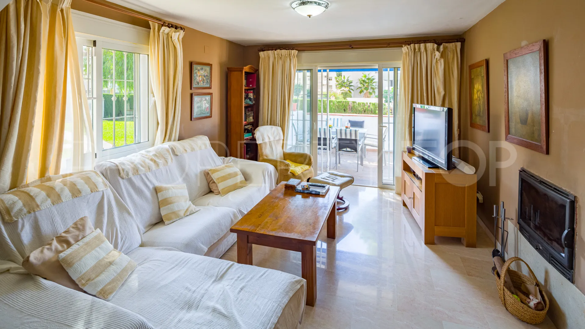 Comprar apartamento planta baja en Nueva Andalucia de 3 dormitorios