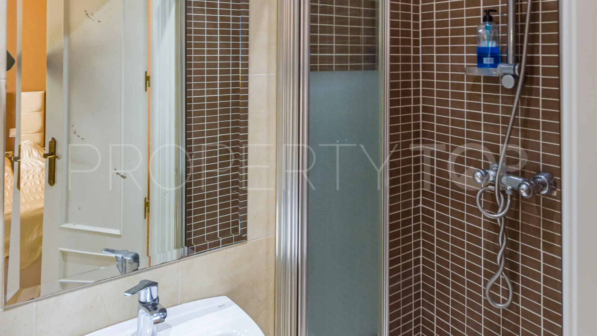 Comprar apartamento planta baja en Nueva Andalucia de 3 dormitorios