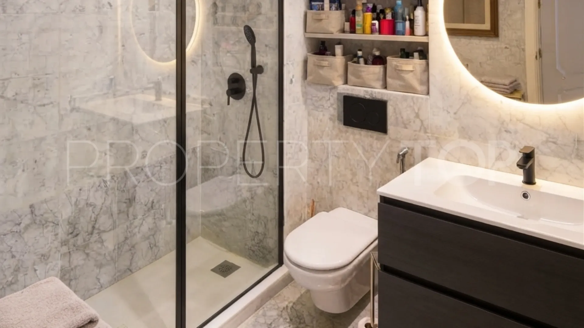 For sale ground floor duplex with 6 bedrooms in Marbella - Puerto Banus