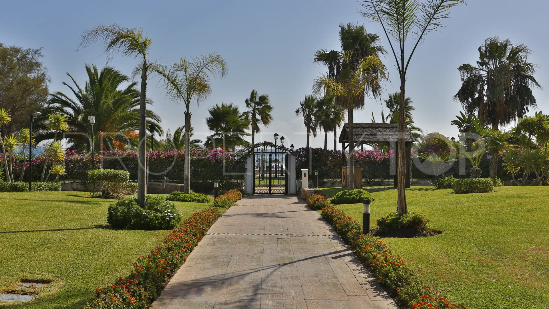 Duplex planta baja en venta de 6 dormitorios en Marbella - Puerto Banus