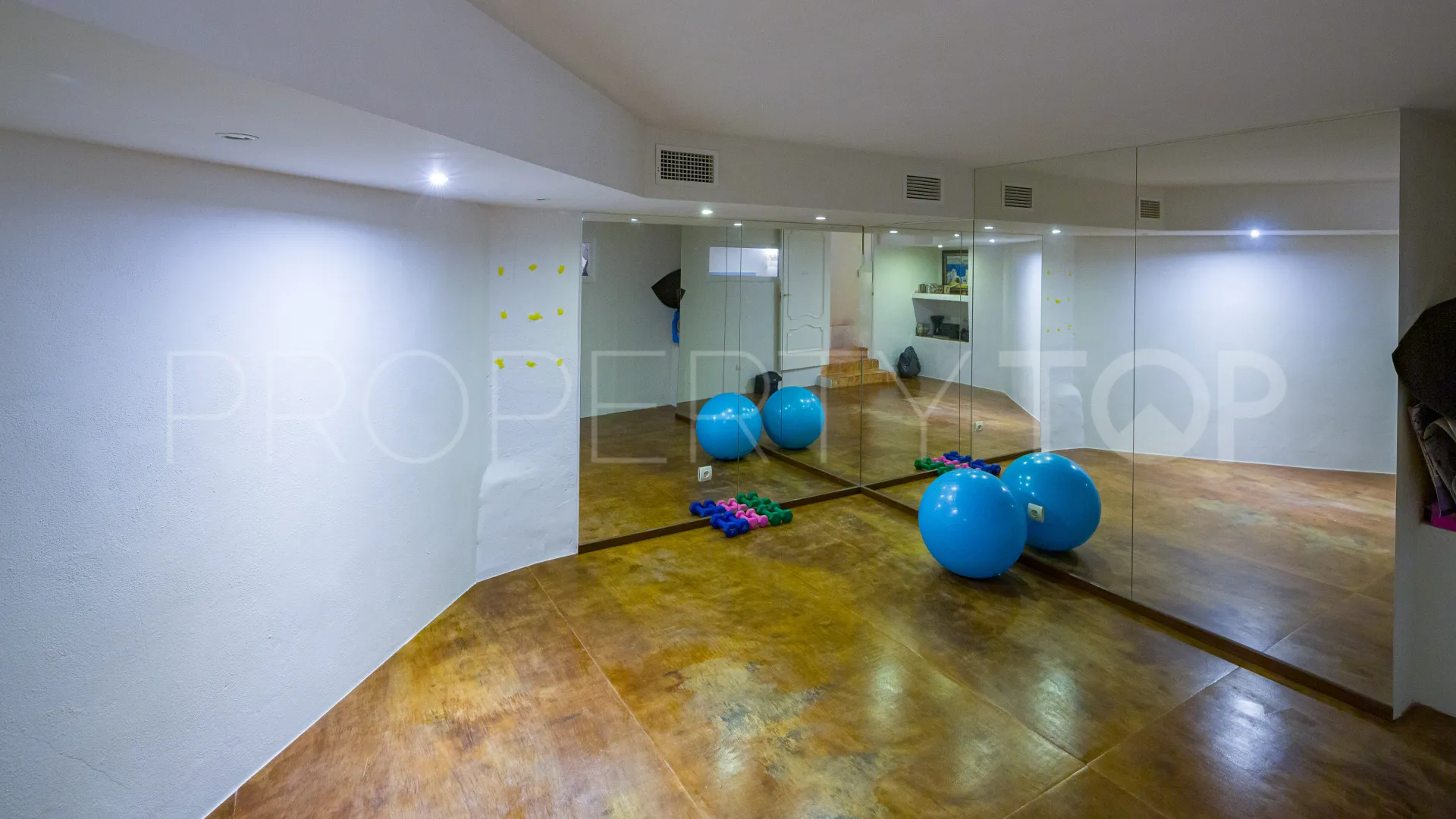Duplex planta baja en venta de 6 dormitorios en Marbella - Puerto Banus