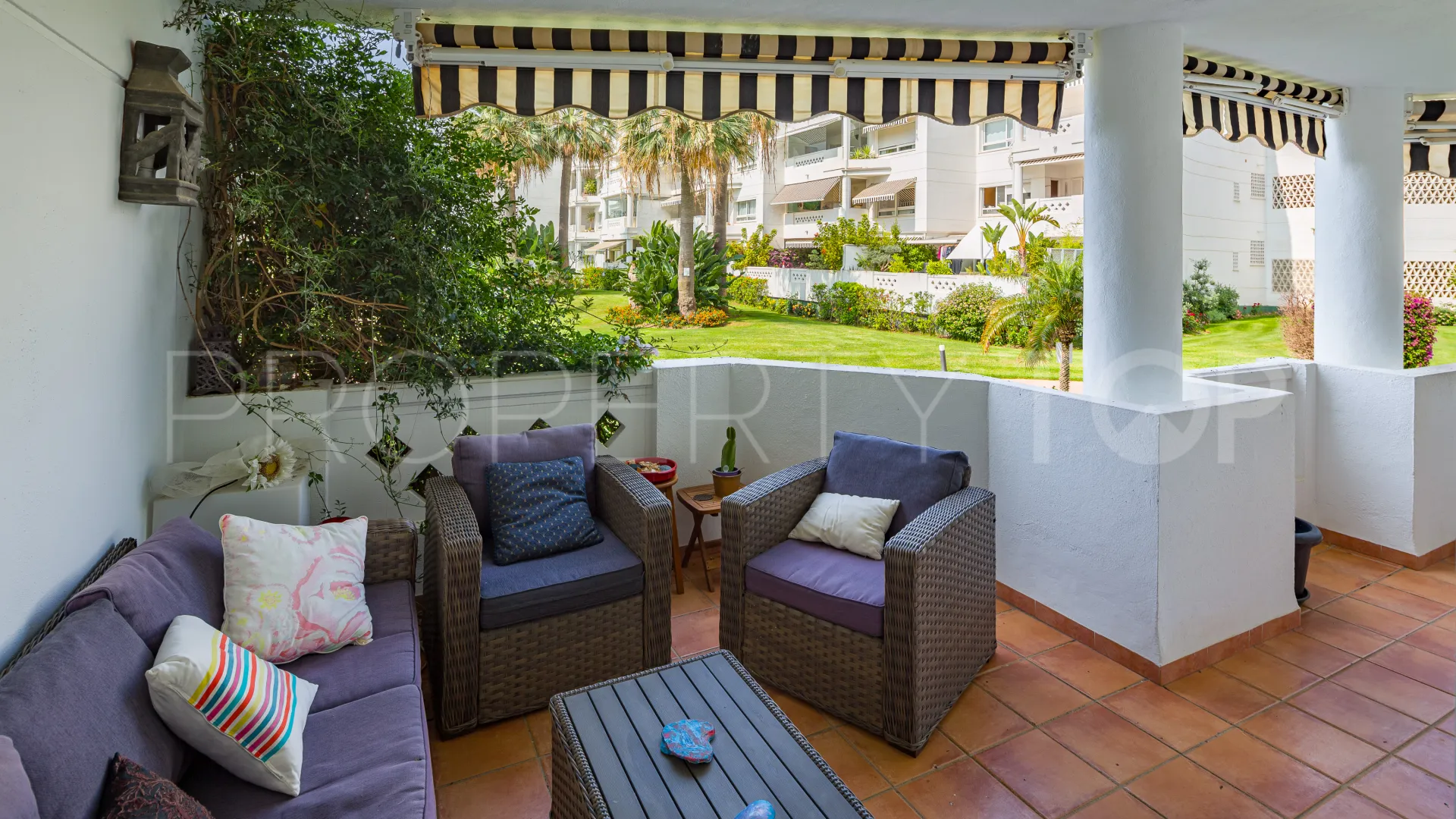 Duplex planta baja en venta de 6 dormitorios en Marbella - Puerto Banus