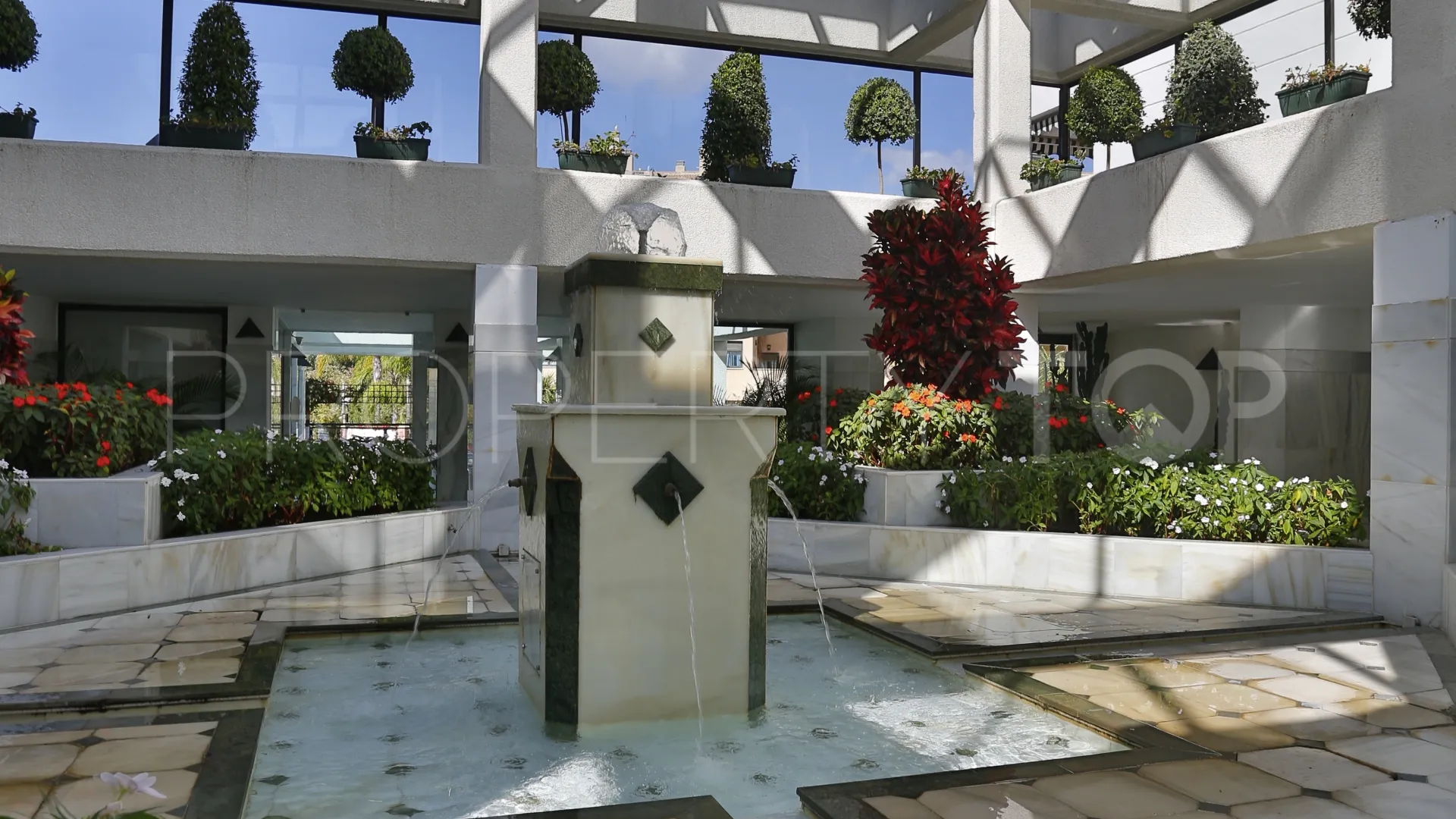 Duplex planta baja en venta de 6 dormitorios en Marbella - Puerto Banus