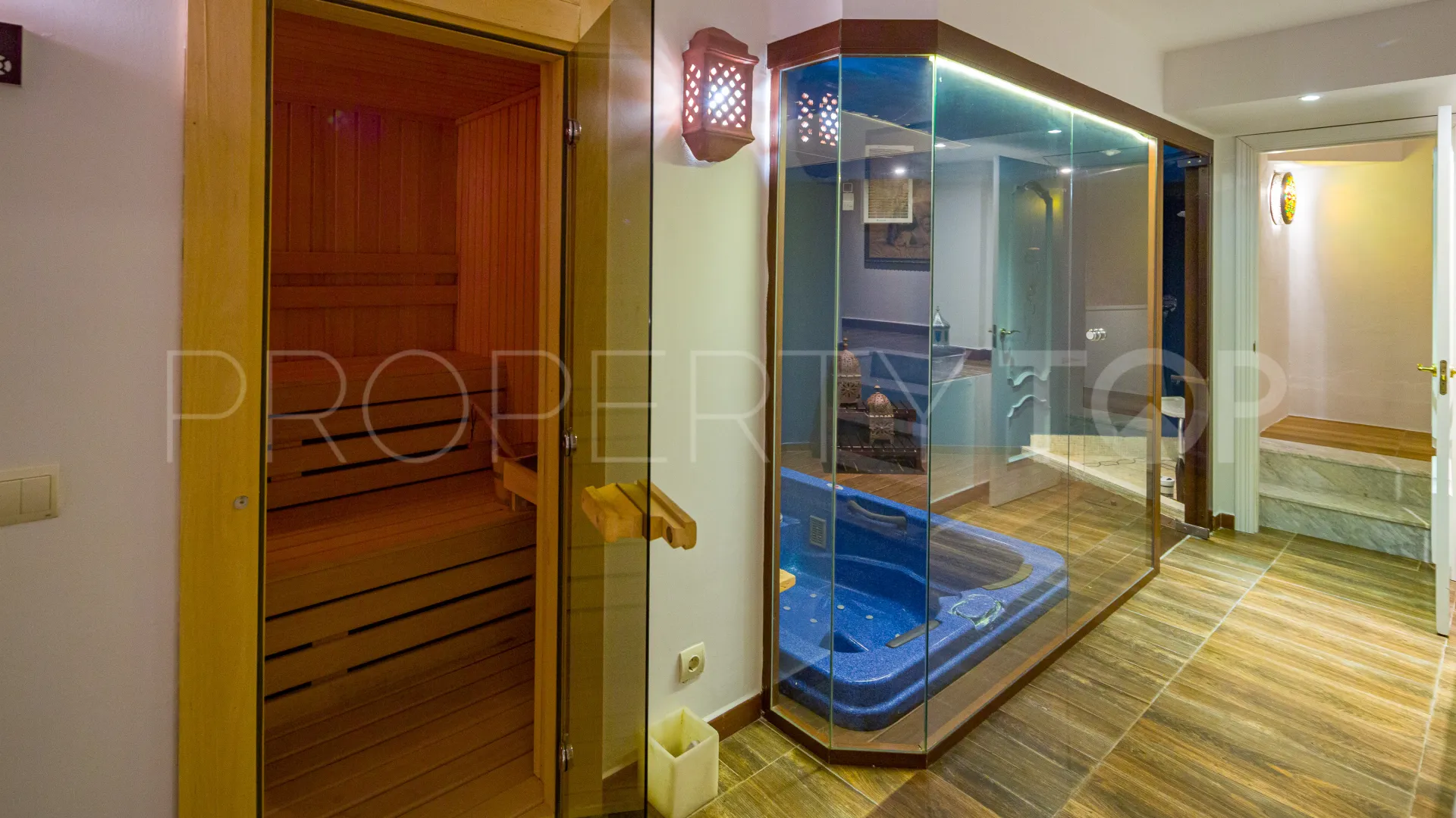 Duplex planta baja en venta de 6 dormitorios en Marbella - Puerto Banus