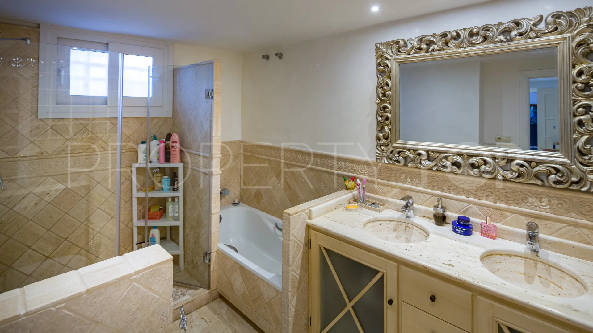 Duplex planta baja en venta de 6 dormitorios en Marbella - Puerto Banus