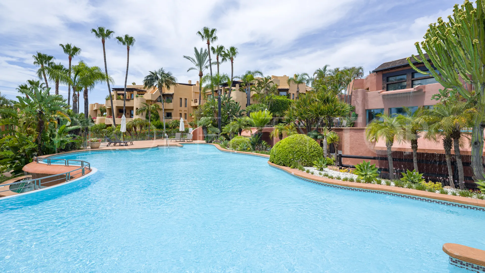 Ground floor apartment in Sierra Blanca for sale