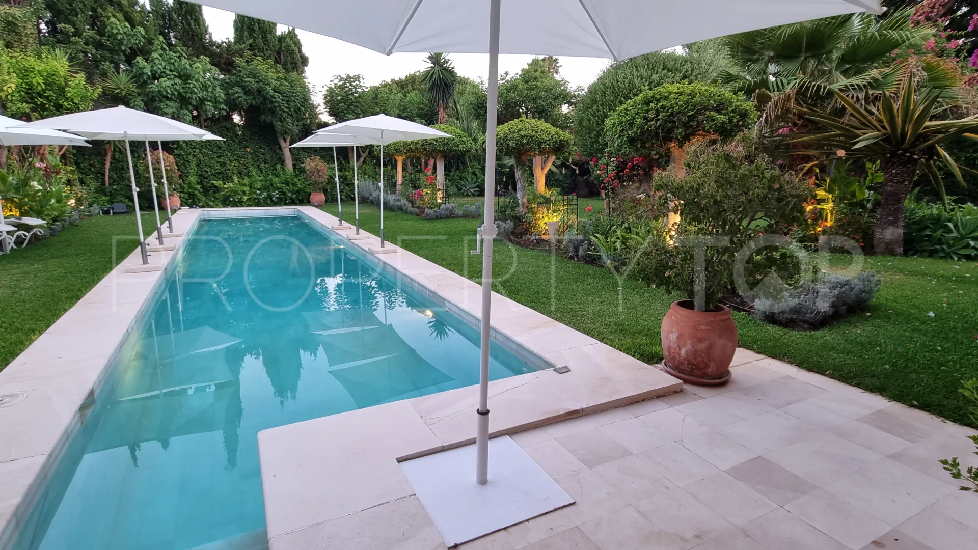 For sale villa in Guadalmina Baja with 3 bedrooms
