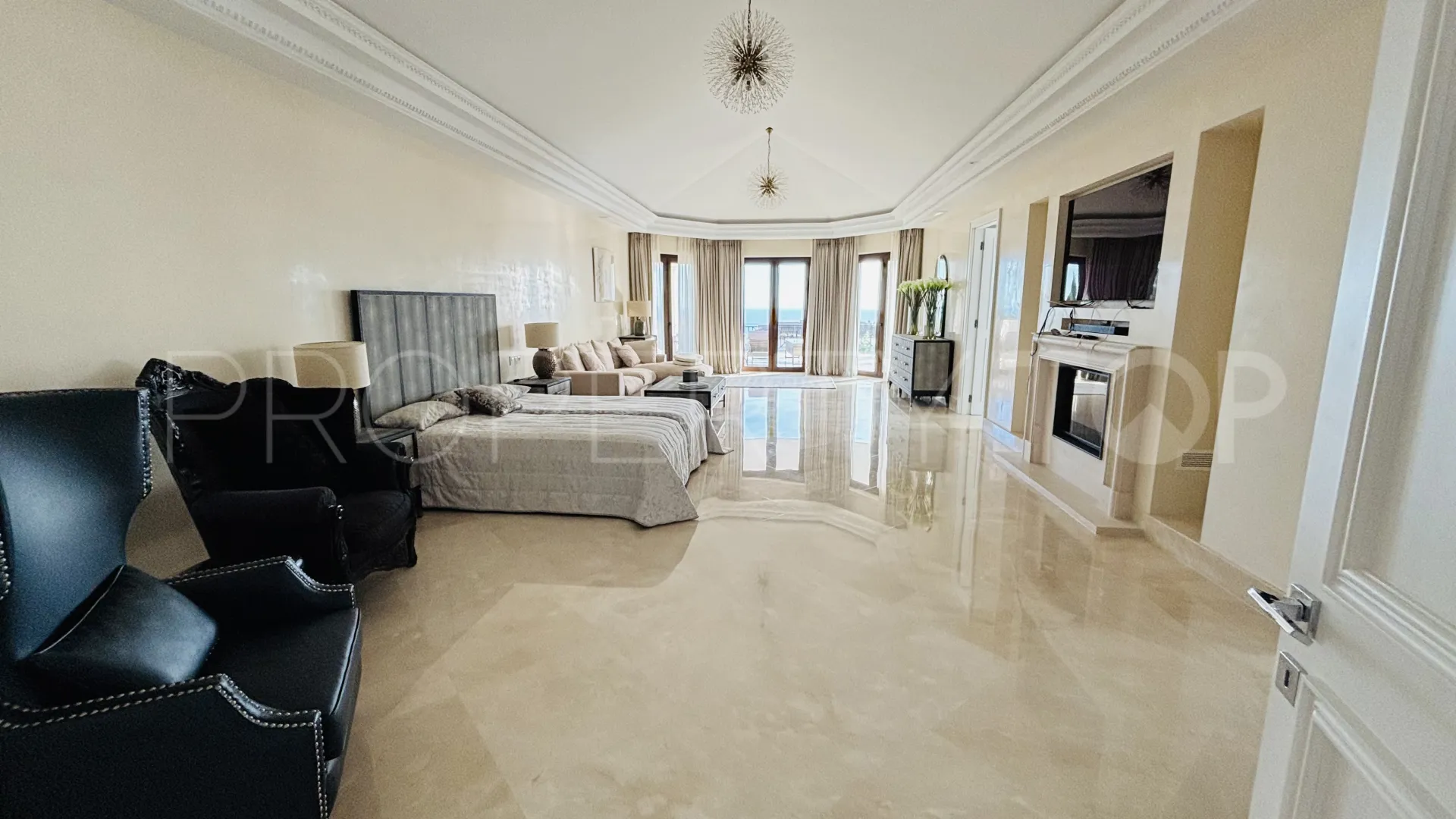 Comprar villa de 8 dormitorios en Sierra Blanca