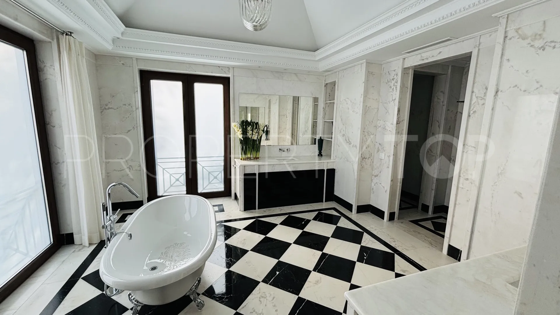 Comprar villa de 8 dormitorios en Sierra Blanca