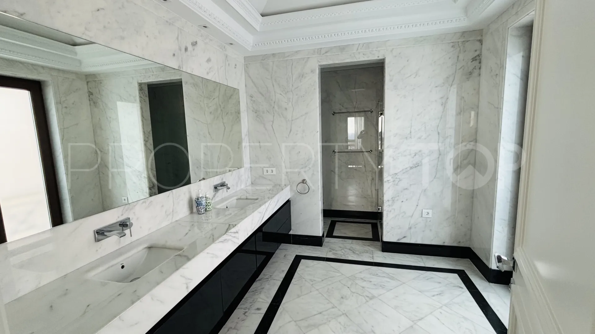 Comprar villa de 8 dormitorios en Sierra Blanca