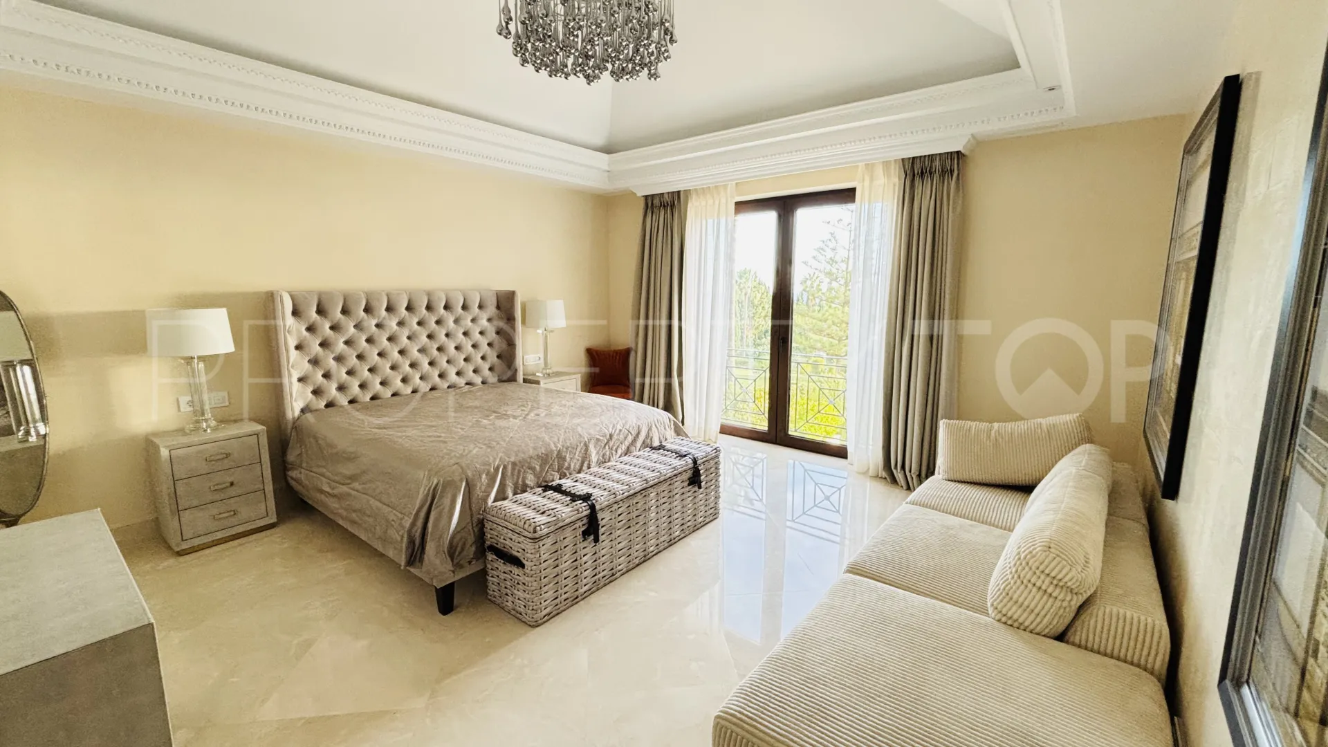Comprar villa de 8 dormitorios en Sierra Blanca