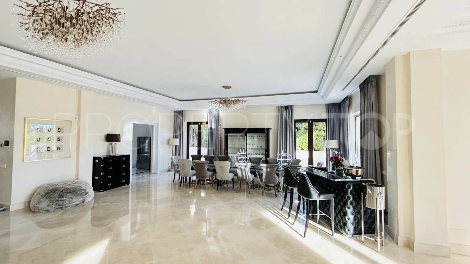 Comprar villa de 8 dormitorios en Sierra Blanca