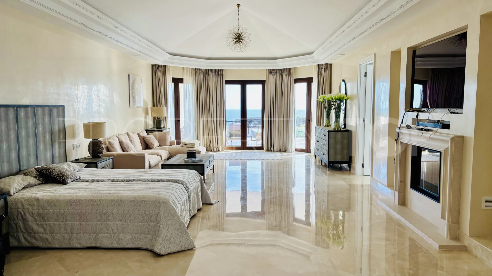 Comprar villa de 8 dormitorios en Sierra Blanca