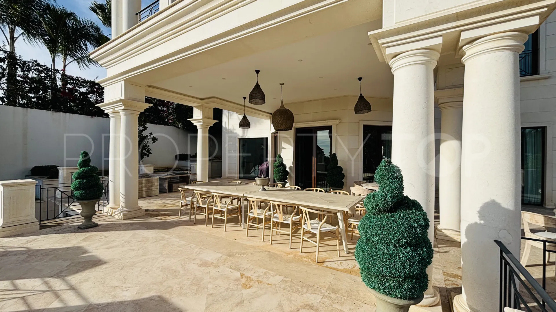 Comprar villa de 8 dormitorios en Sierra Blanca