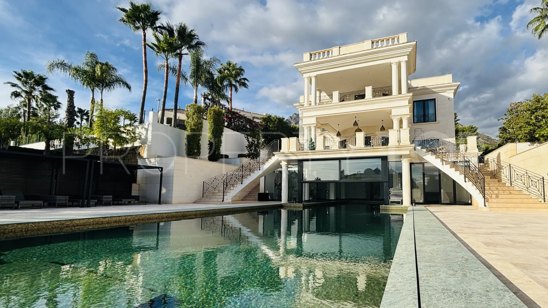 Comprar villa de 8 dormitorios en Sierra Blanca