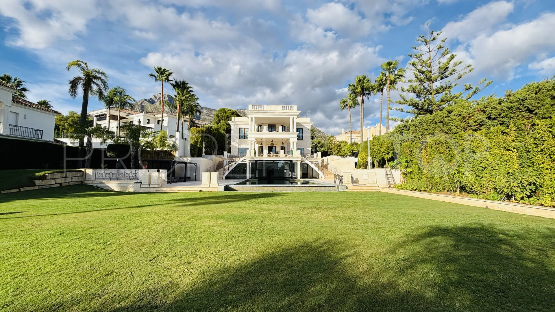Comprar villa de 8 dormitorios en Sierra Blanca