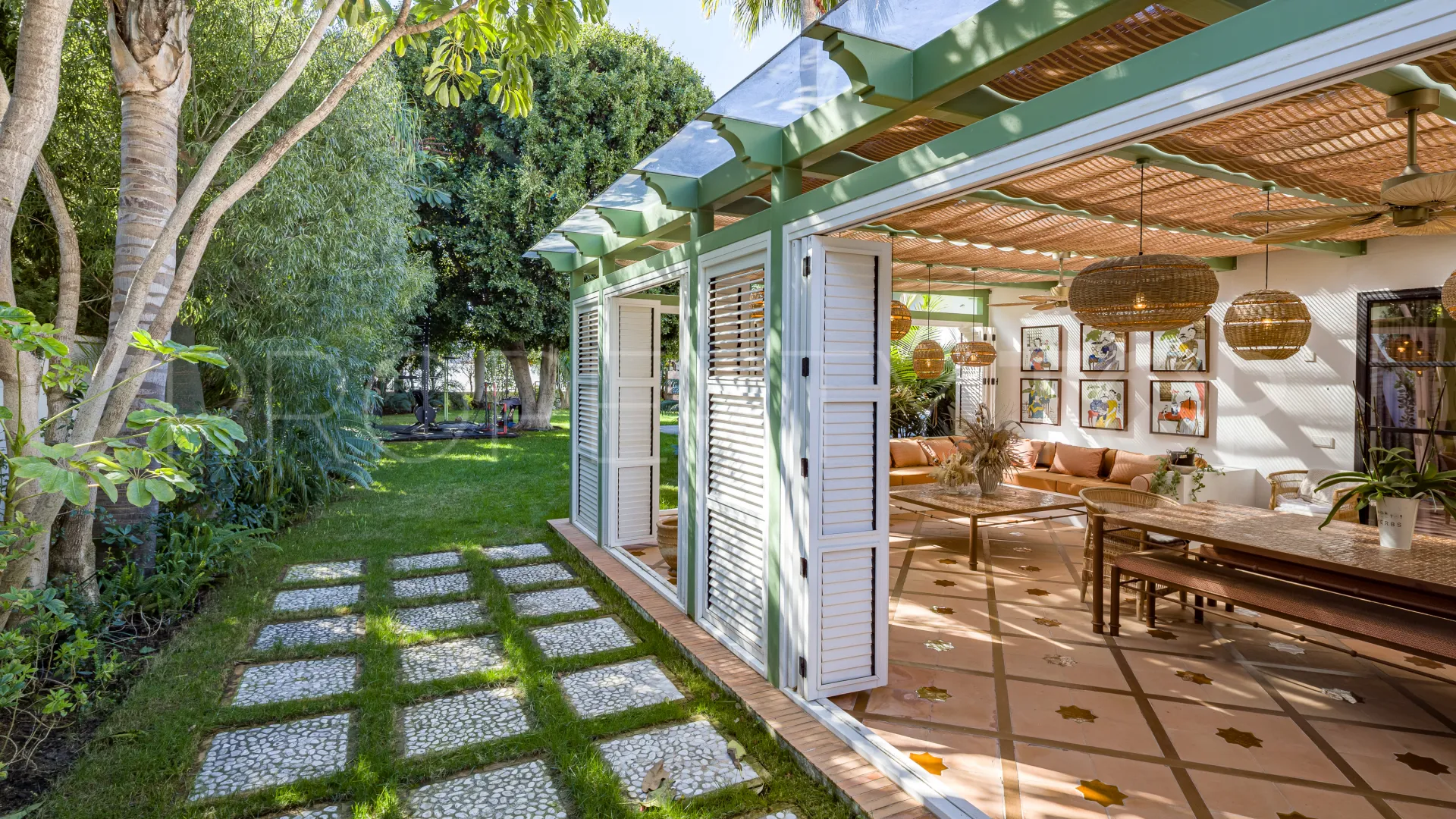 Villa a la venta en Aloha con 5 dormitorios