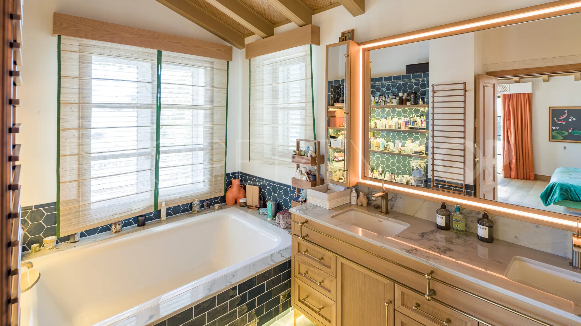 Villa a la venta en Aloha con 5 dormitorios