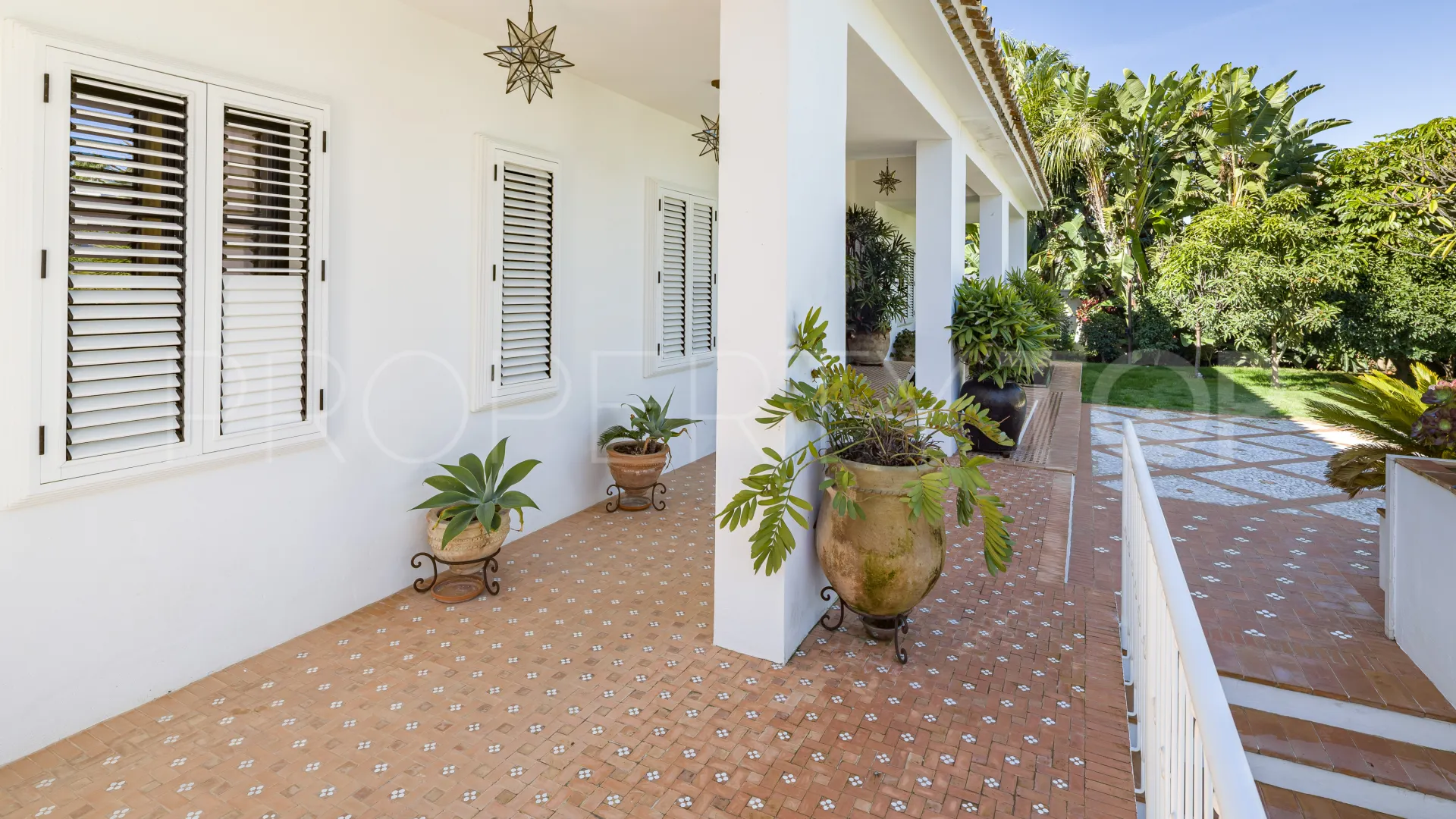 Villa a la venta en Aloha con 5 dormitorios