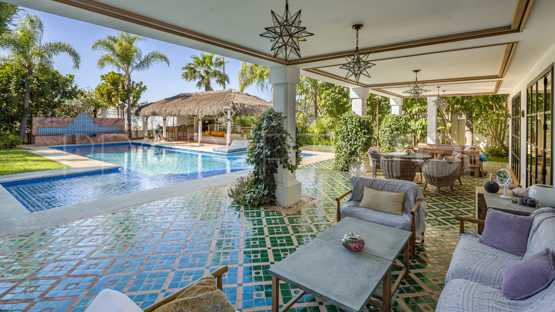 Villa a la venta en Aloha con 5 dormitorios