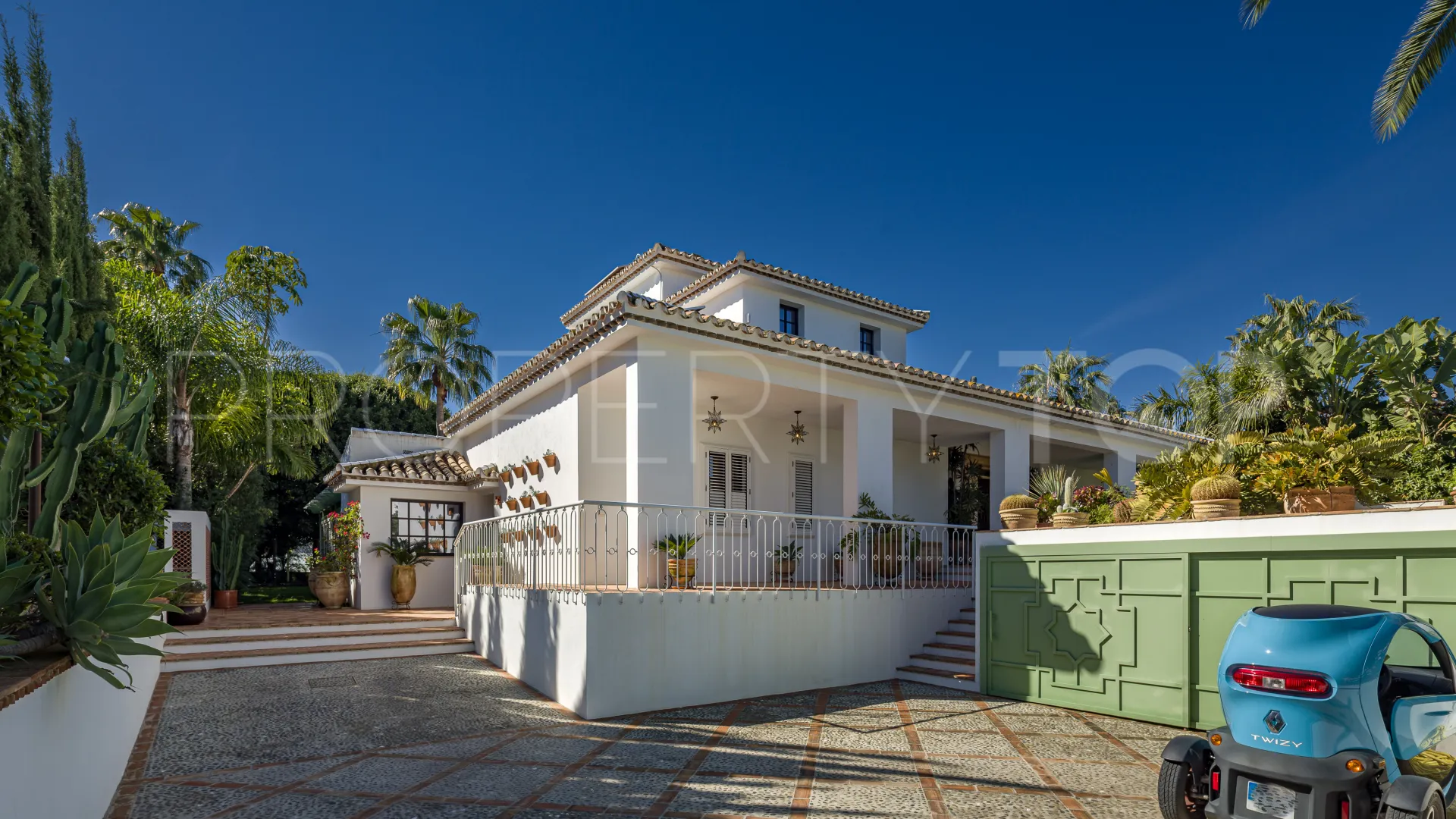 Villa a la venta en Aloha con 5 dormitorios