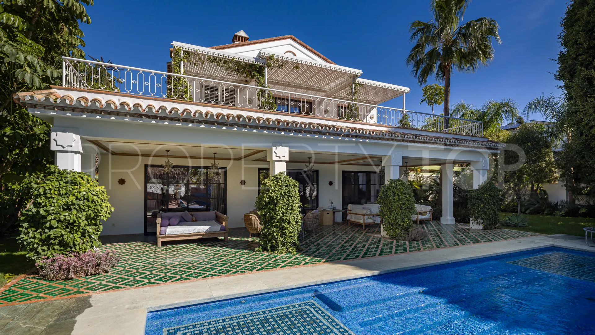 Villa a la venta en Aloha con 5 dormitorios