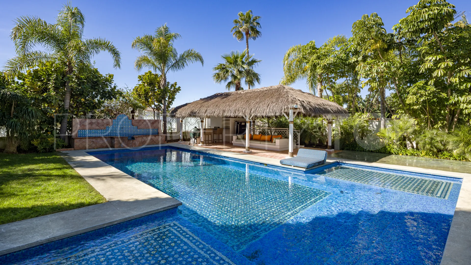Villa a la venta en Aloha con 5 dormitorios