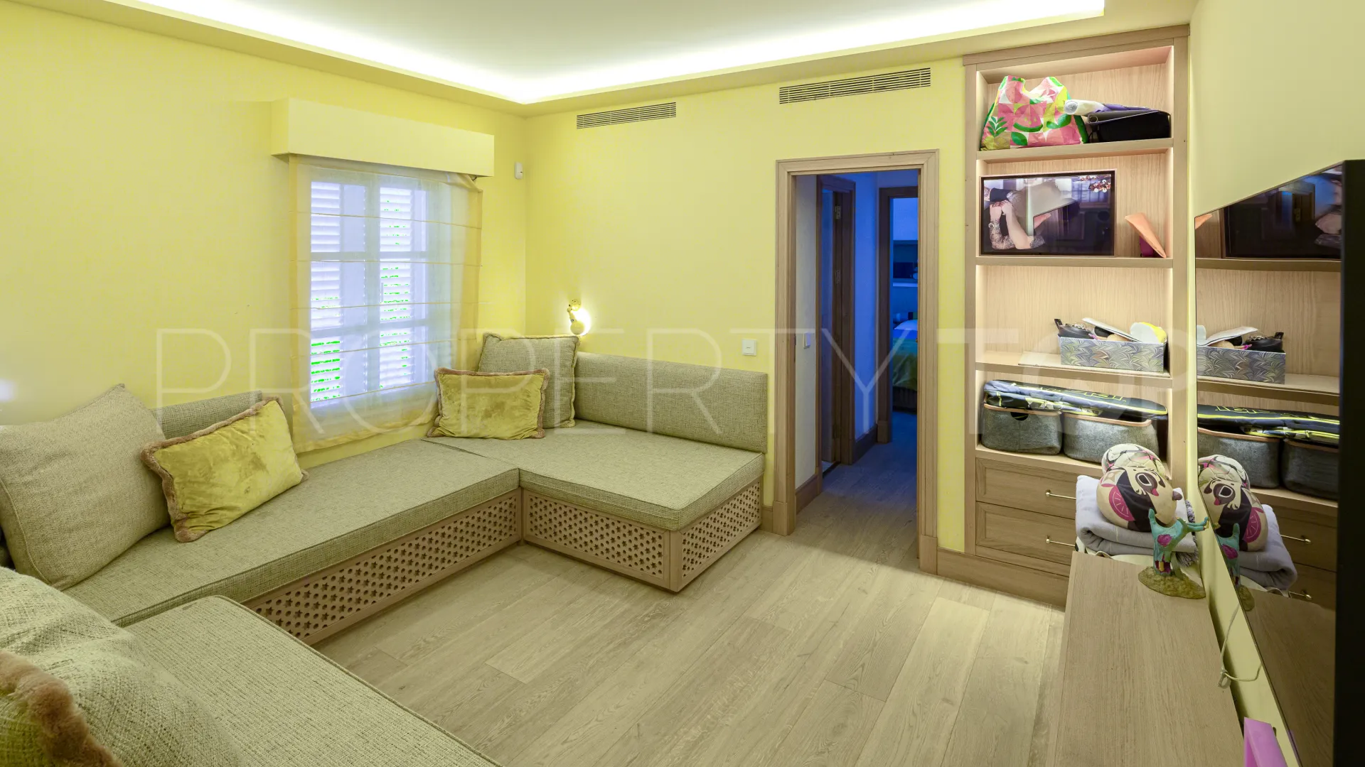 Villa a la venta en Aloha con 5 dormitorios