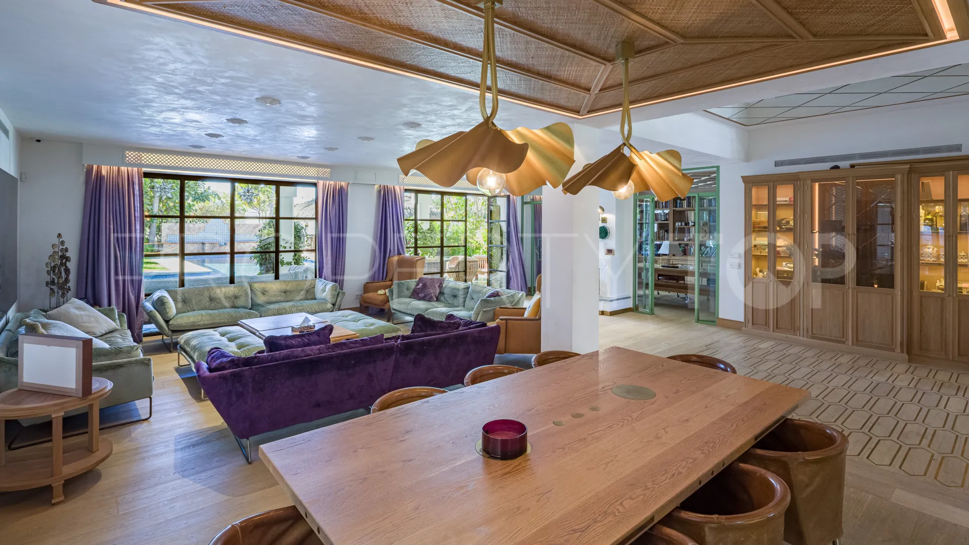 Villa a la venta en Aloha con 5 dormitorios