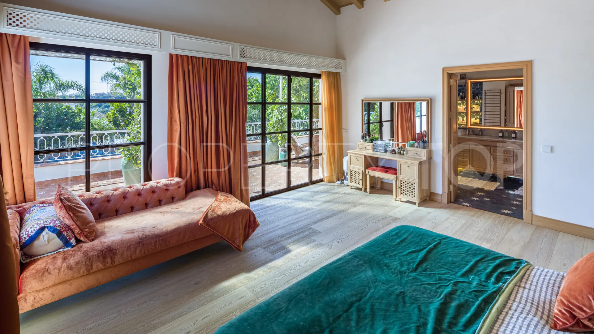 Villa a la venta en Aloha con 5 dormitorios