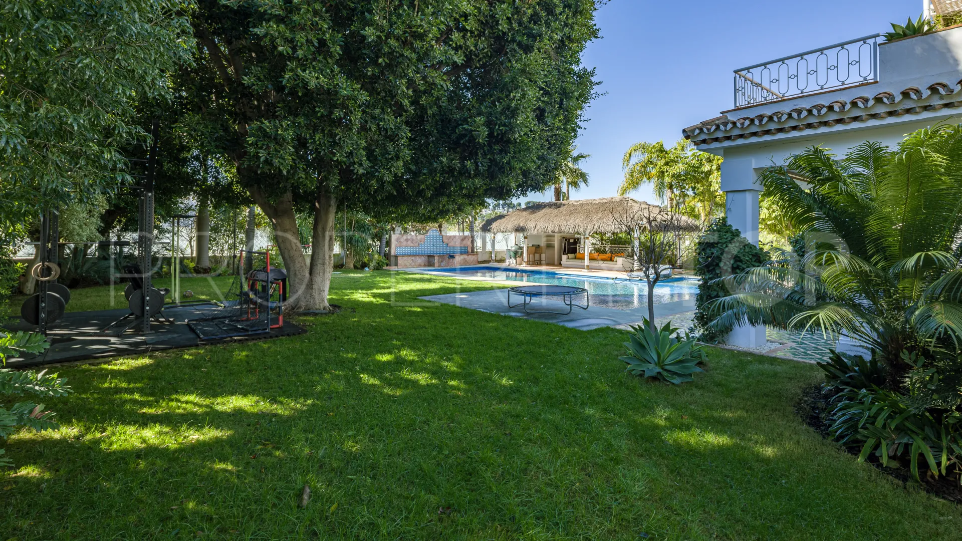 Villa a la venta en Aloha con 5 dormitorios