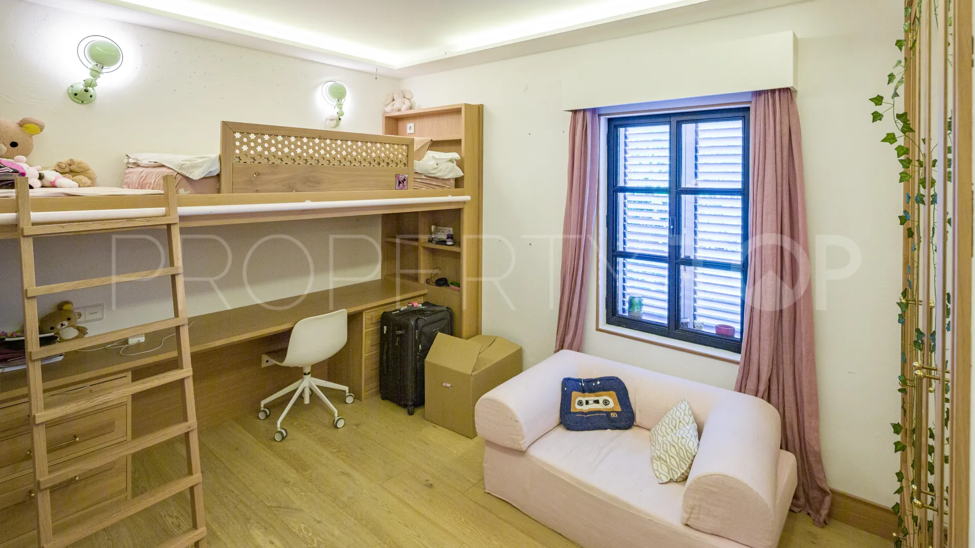 Villa a la venta en Aloha con 5 dormitorios