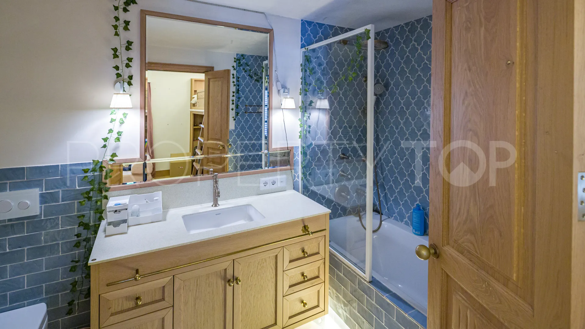 Villa a la venta en Aloha con 5 dormitorios